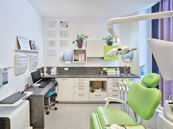 Modernes Behandlungszimmer bei Dentelli